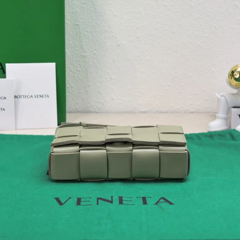 Batch 1320, ready to ship, first release on the whole network ♨️♨️ (mini size) BV sheepskin + 15 grid cassette + limited edition 🉑️🉑️🉑️ Classic style, high-end simplicity, this upper body is super refreshing! Paired with the BV parrot green on the sides, it’s very stylish but not exaggerated! Model: 7587 Size: 19*5.5*12cm